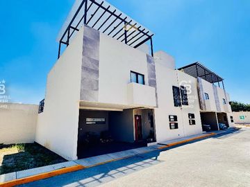 Casa en Condominio a un costado del Club de Golf Los Encinos