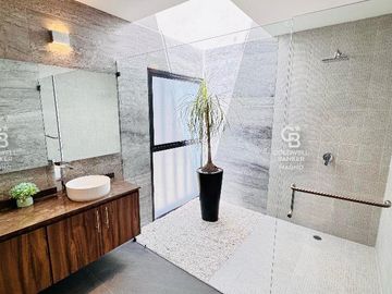 Casa en Condominio a un costado del Club de Golf Los Encinos