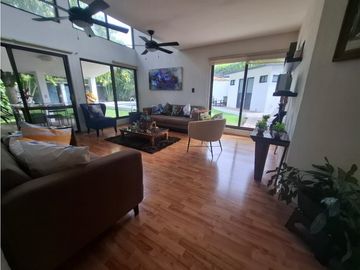 JOYA CAUTIVADORA EN LA GLORIA