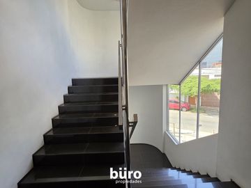 EDIFICIO COMPLETO EN VENTA EN SAN ISIDRO INICIALMENTE RESIDENCIAL HOY OFICINAS