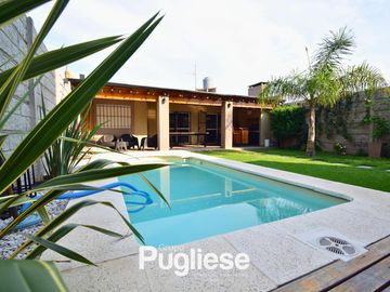Moderna casa en venta con pileta y quincho