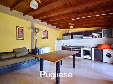 Moderna casa en venta con pileta y quincho