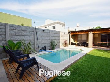 Moderna casa en venta con pileta y quincho