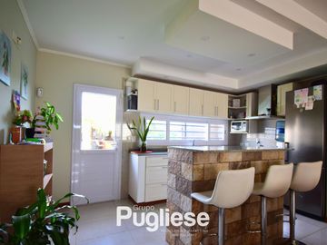 Moderna casa en venta con pileta y quincho