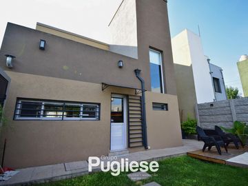 Moderna casa en venta con pileta y quincho