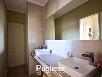 Moderna casa en venta con pileta y quincho