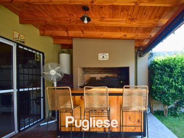 Moderna casa en venta con pileta y quincho