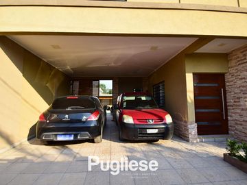 Moderna casa en venta con pileta y quincho