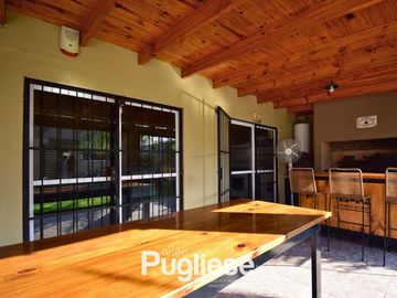Moderna casa en venta con pileta y quincho