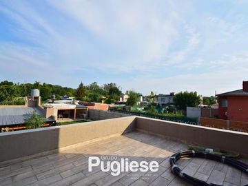 Moderna casa en venta con pileta y quincho
