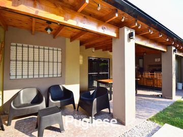 Moderna casa en venta con pileta y quincho