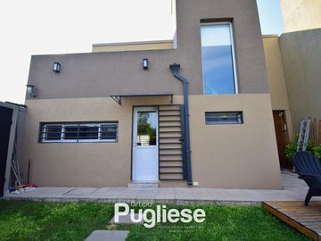 Moderna casa en venta con pileta y quincho