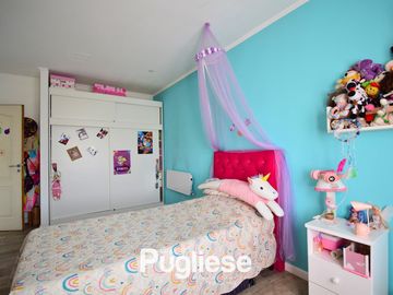 Moderna casa en venta con pileta y quincho