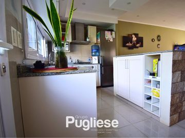 Moderna casa en venta con pileta y quincho
