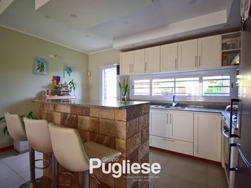 Moderna casa en venta con pileta y quincho