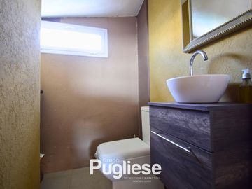 Moderna casa en venta con pileta y quincho