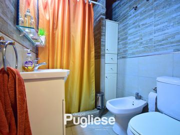 Moderna casa en venta con pileta y quincho