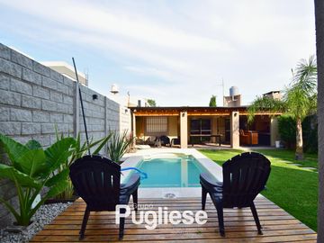 Moderna casa en venta con pileta y quincho