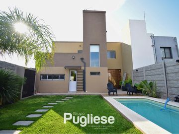 Moderna casa en venta con pileta y quincho