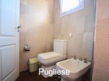 Moderna casa en venta con pileta y quincho