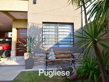 Moderna casa en venta con pileta y quincho