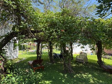 Casa quinta con 3 casas de huéspedes, quincho y piletas en entorno natural en Gualeguaychú