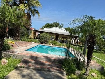 Casa quinta con 3 casas de huéspedes, quincho y piletas en entorno natural en Gualeguaychú