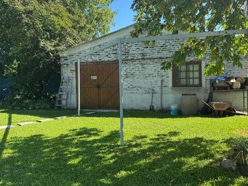Casa quinta con 3 casas de huéspedes, quincho y piletas en entorno natural en Gualeguaychú