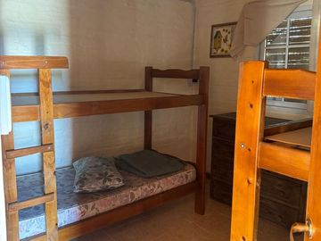 Casa quinta con 3 casas de huéspedes, quincho y piletas en entorno natural en Gualeguaychú