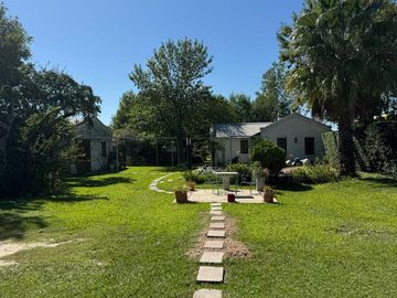 Casa quinta con 3 casas de huéspedes, quincho y piletas en entorno natural en Gualeguaychú