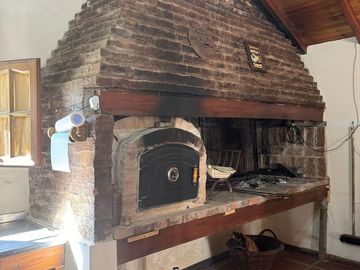 Casa quinta con 3 casas de huéspedes, quincho y piletas en entorno natural en Gualeguaychú