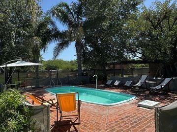 Casa quinta con 3 casas de huéspedes, quincho y piletas en entorno natural en Gualeguaychú