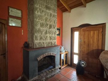 Casa quinta con 3 casas de huéspedes, quincho y piletas en entorno natural en Gualeguaychú