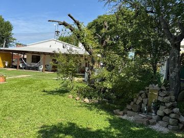 Casa quinta con 3 casas de huéspedes, quincho y piletas en entorno natural en Gualeguaychú
