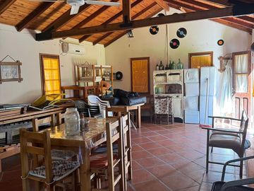 Casa quinta con 3 casas de huéspedes, quincho y piletas en entorno natural en Gualeguaychú