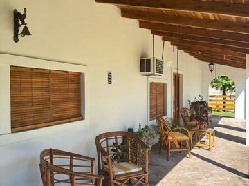 Casa quinta con 3 casas de huéspedes, quincho y piletas en entorno natural en Gualeguaychú