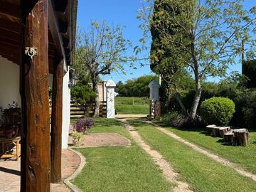 Casa quinta con 3 casas de huéspedes, quincho y piletas en entorno natural en Gualeguaychú
