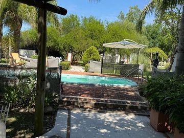 Casa quinta con 3 casas de huéspedes, quincho y piletas en entorno natural en Gualeguaychú