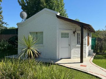 Casa quinta con 3 casas de huéspedes, quincho y piletas en entorno natural en Gualeguaychú