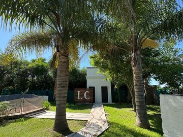 Casa quinta con 3 casas de huéspedes, quincho y piletas en entorno natural en Gualeguaychú