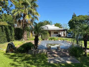 Casa quinta con 3 casas de huéspedes, quincho y piletas en entorno natural en Gualeguaychú