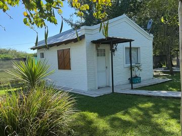Casa quinta con 3 casas de huéspedes, quincho y piletas en entorno natural en Gualeguaychú