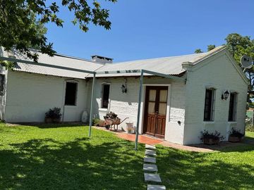Casa quinta con 3 casas de huéspedes, quincho y piletas en entorno natural en Gualeguaychú