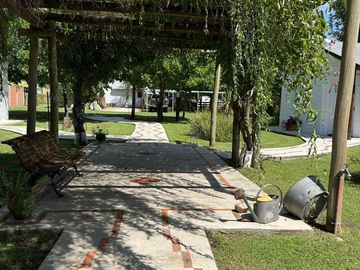 Casa quinta con 3 casas de huéspedes, quincho y piletas en entorno natural en Gualeguaychú