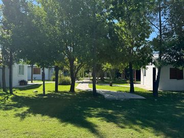 Casa quinta con 3 casas de huéspedes, quincho y piletas en entorno natural en Gualeguaychú