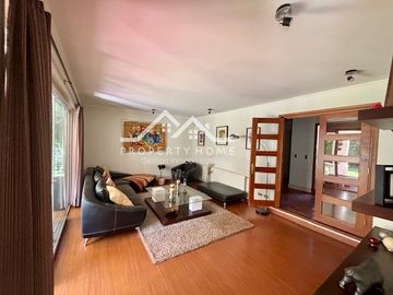 CASA 4 DORM + SERVICIO LAS FLORES
