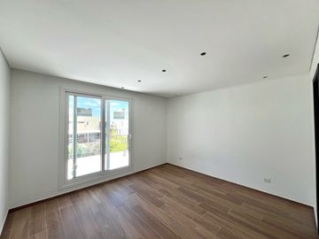 Casa en venta 3 dormitorios en lote interno en Vistas de Puertos Escobar
