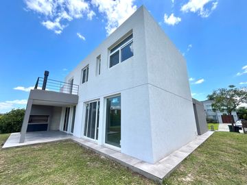 Casa en venta 3 dormitorios en lote interno en Vistas de Puertos Escobar