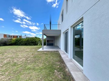 Casa en venta 3 dormitorios en lote interno en Vistas de Puertos Escobar