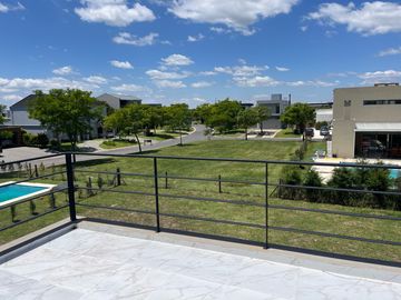 Casa en venta 3 dormitorios en lote interno en Vistas de Puertos Escobar